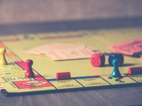 Juegos de mesa para adultos: los más divertidos para quedar con amigos Grupo de amigos jugando a juegos de mesa en una mesa con snacks