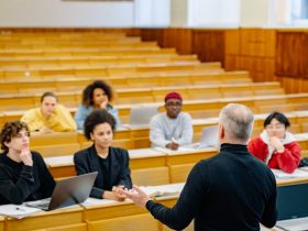 Estudiantes de formación profesional trabajando en un taller técnico