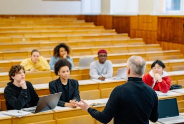 Formación profesional en España: guía completa de ciclos, salidas laborales y cómo elegir Estudiantes de formación profesional trabajando en un taller técnico