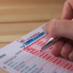 llenando un boleto de quiniela espana alguien rellena para participar en las apuestas futbol conocidas como la loterias y del 205563689