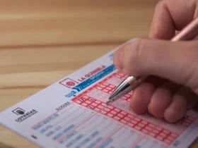 llenando un boleto de quiniela espana alguien rellena para participar en las apuestas futbol conocidas como la loterias y del 205563689