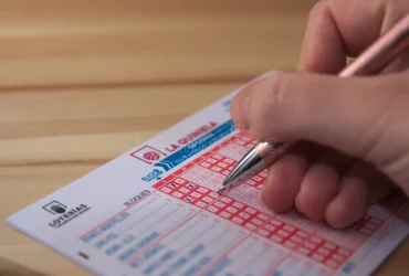 llenando un boleto de quiniela espana alguien rellena para participar en las apuestas futbol conocidas como la loterias y del 205563689