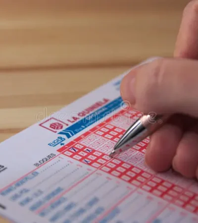 llenando un boleto de quiniela espana alguien rellena para participar en las apuestas futbol conocidas como la loterias y del 205563689